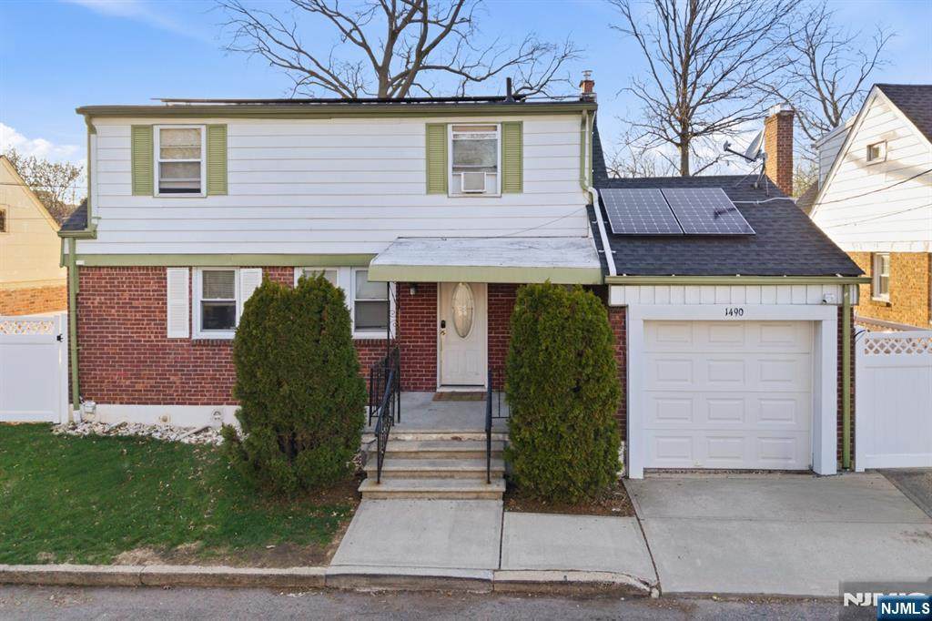 1490 Champlain Square - Photo 1