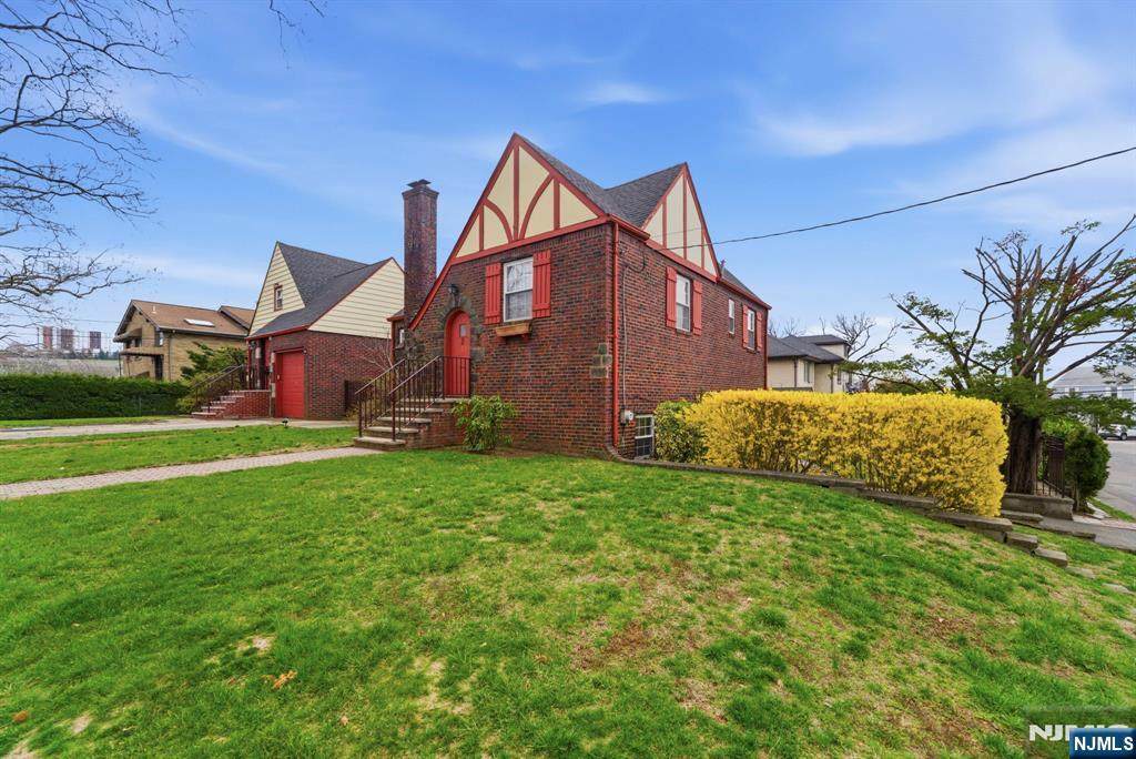820 Elizabeth - Photo 1