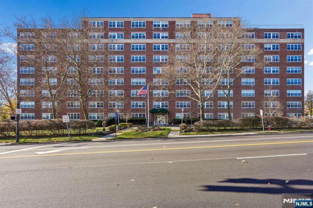 926 Bloomfield Avenue - Photo 1