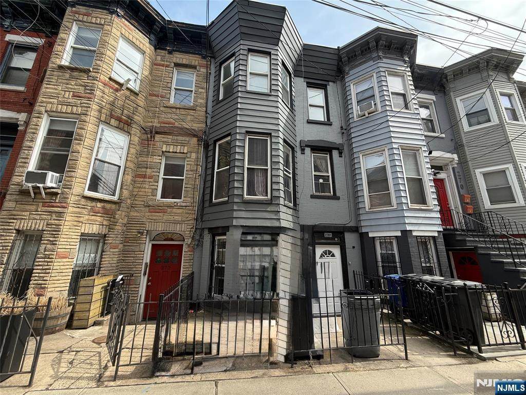 270 1/2 Summit Avenue - Photo 1