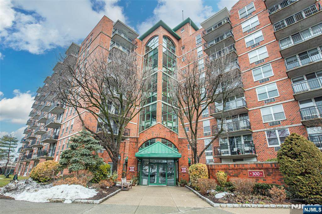 300 Main - Photo 1