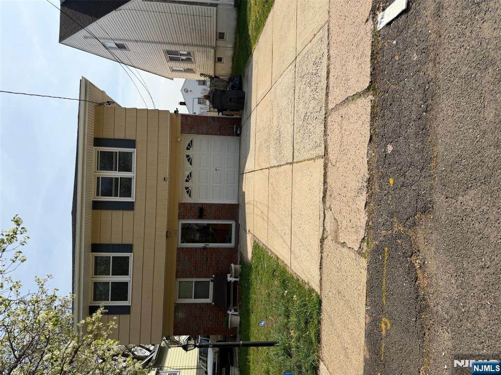 102 Harcourt - Photo 1