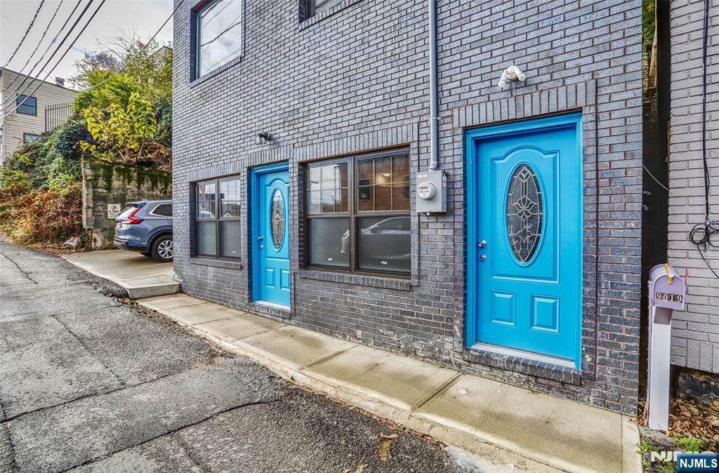 9017 Riverside - Photo 1