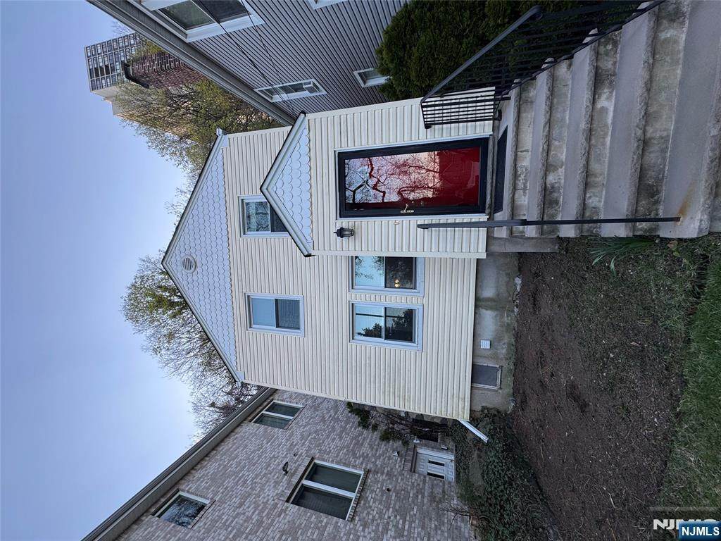 698 Undercliff - Photo 1