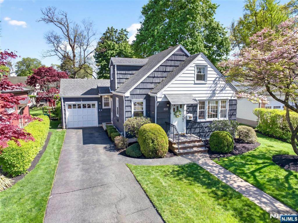 832 Summit Avenue - Photo 1