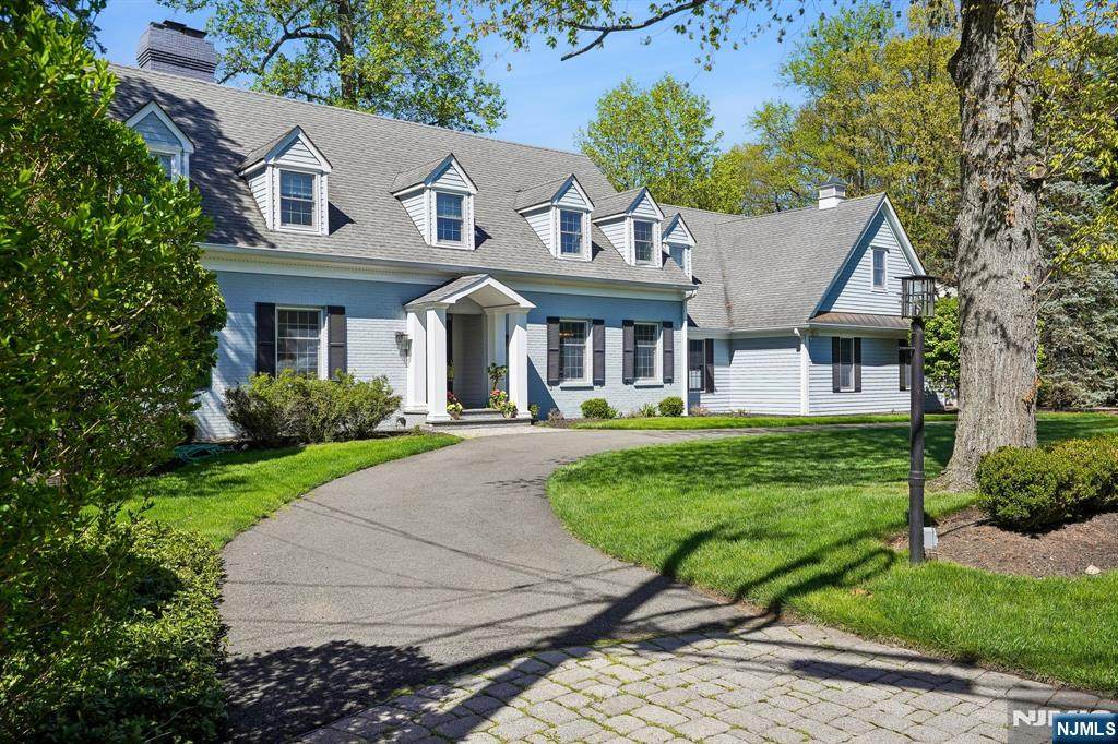 372 Lakeview Drive - Photo 1