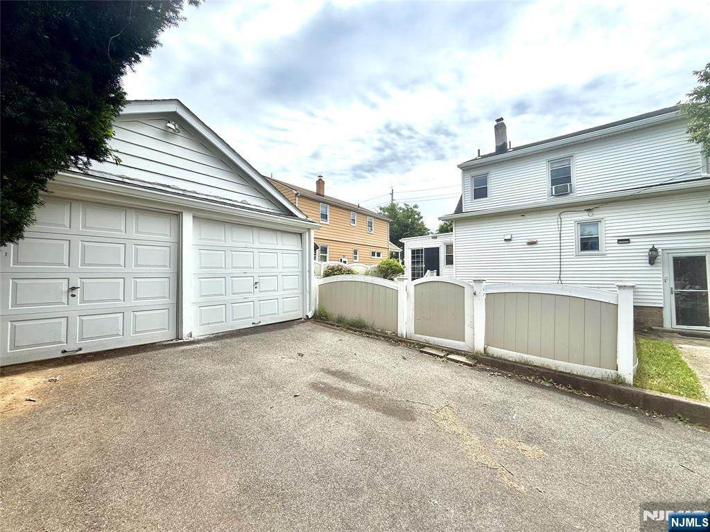 10-01 Berdan Avenue - Photo 1