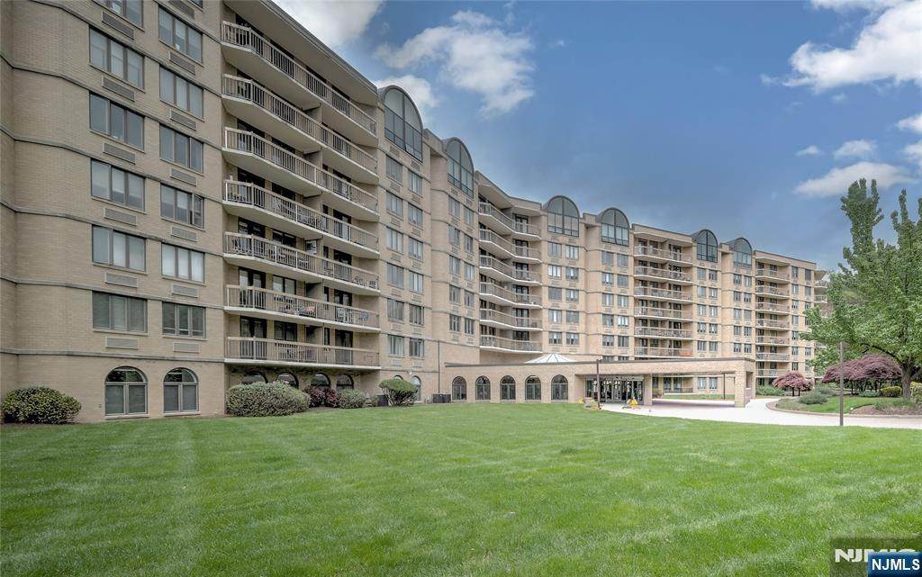 10 Smith Manor Boulevard - Photo 1