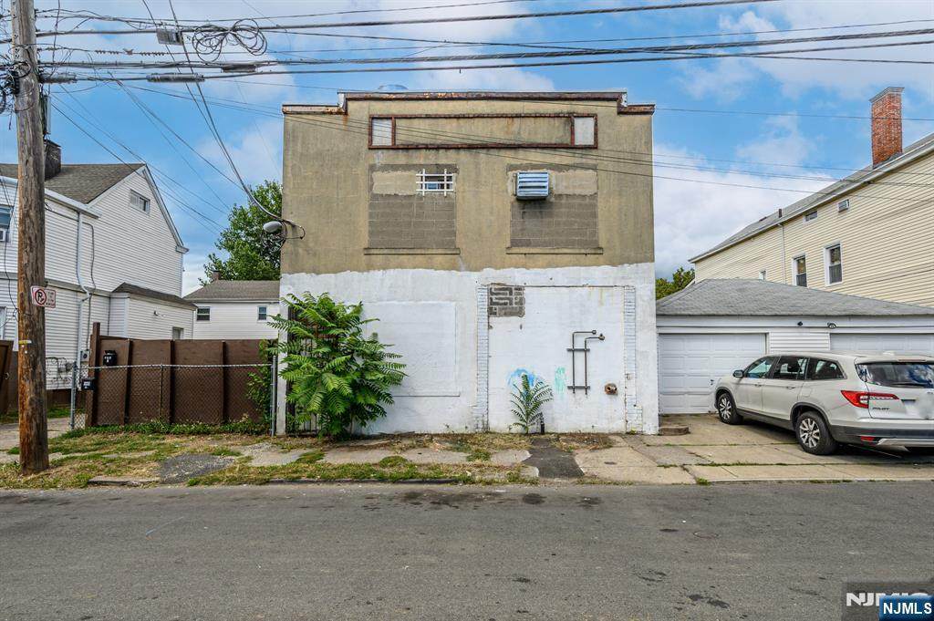 172 Lyon Street - Photo 1