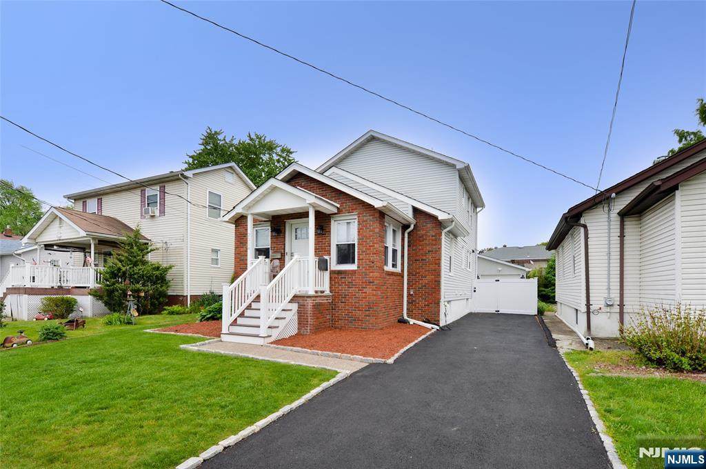 25-14 Berdan Avenue - Photo 1