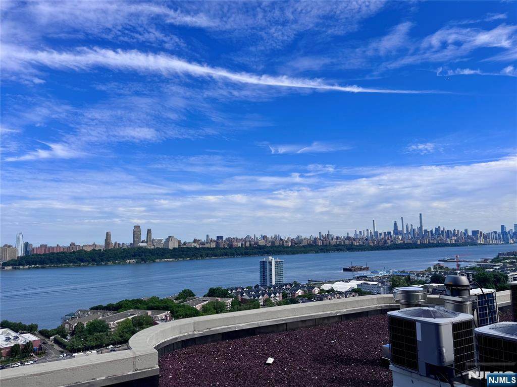 100 Carlyle - Photo 1