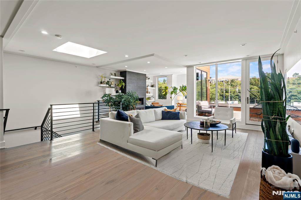 367 Park Avenue - Photo 1