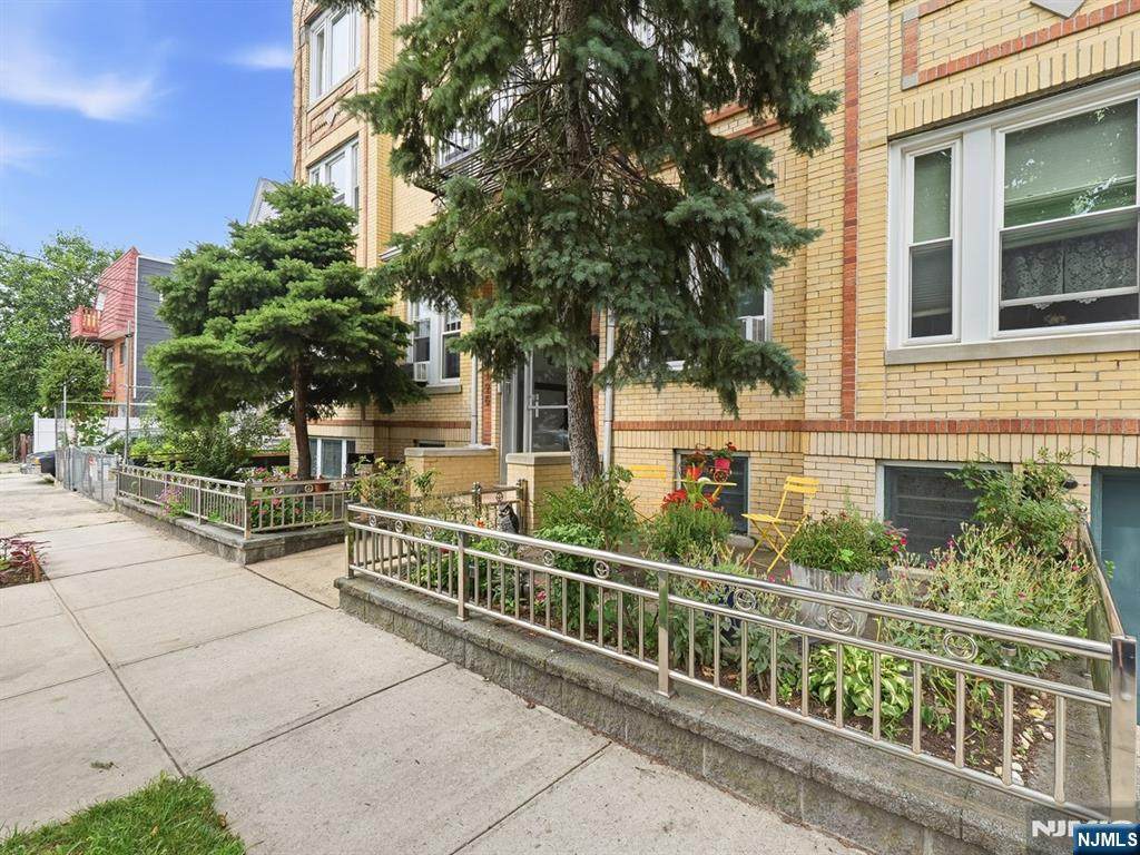 196 Pearsall Avenue - Photo 1