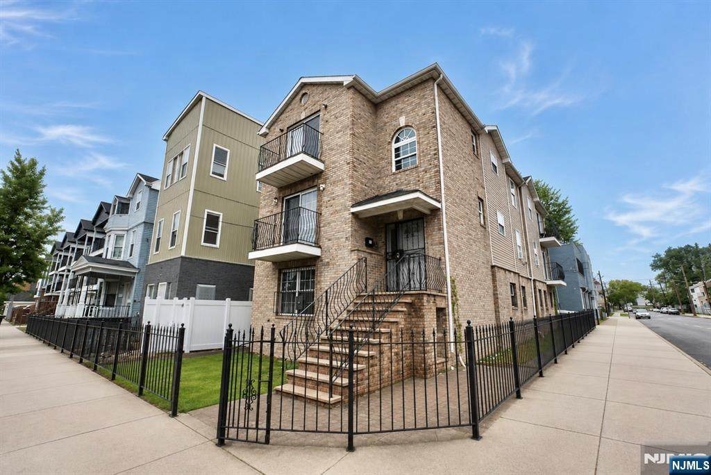 711 11th Street - Photo 1