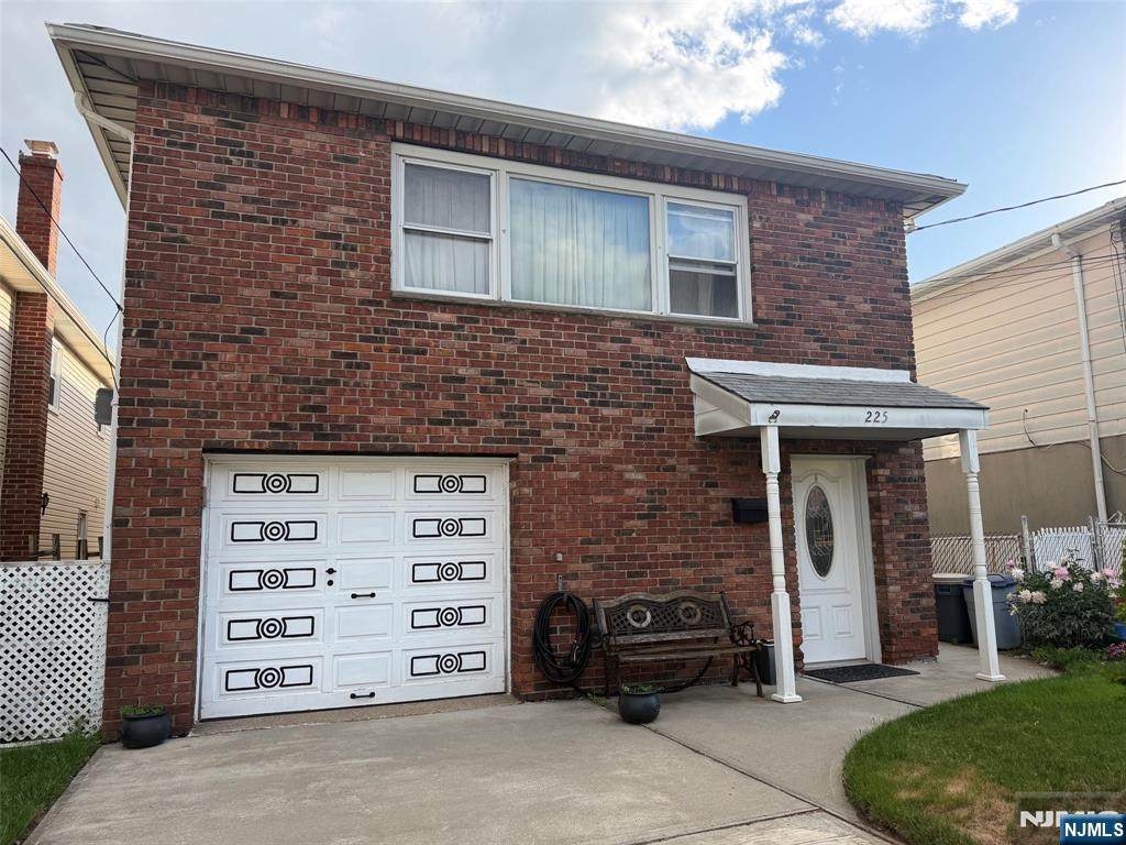 225 Front - Photo 1