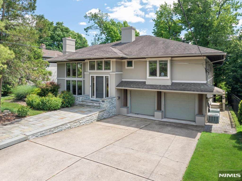 130 Van Nostrand Avenue - Photo 1