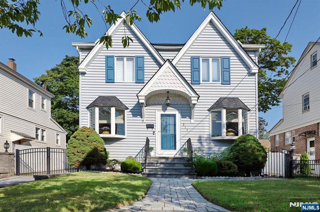 317 Hillcrest - Photo 1
