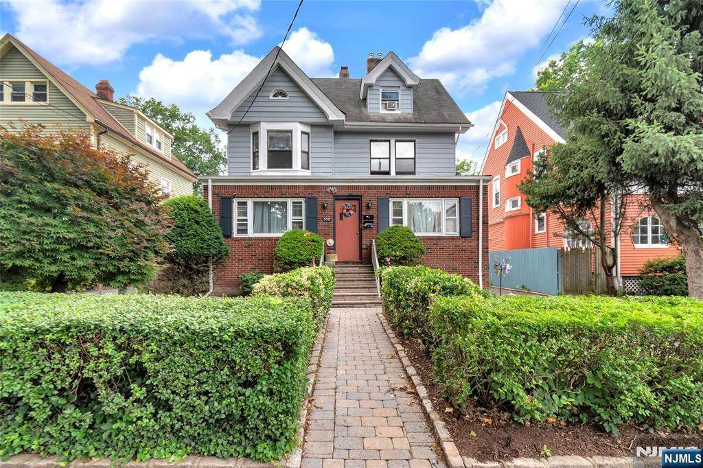 558 Argyle - Photo 1
