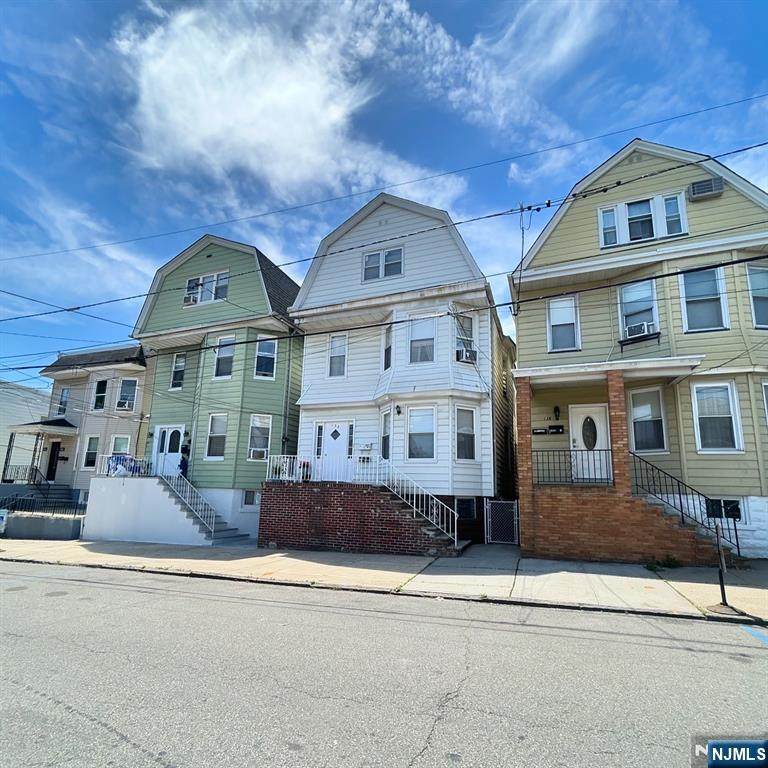 138 Hoyt - Photo 1