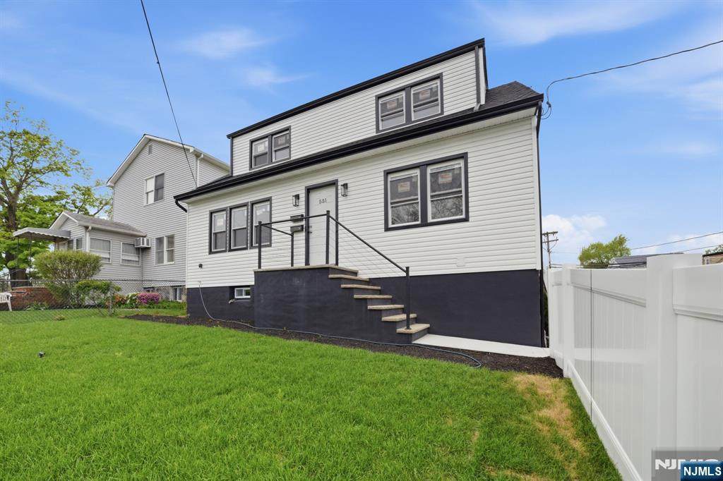 551 Schuyler - Photo 1