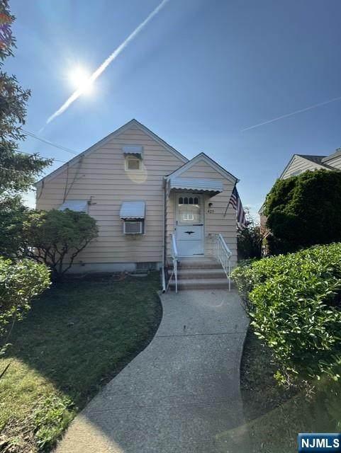 429 Macarthur - Photo 1