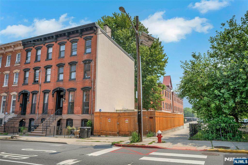 514 Manila Avenue - Photo 1
