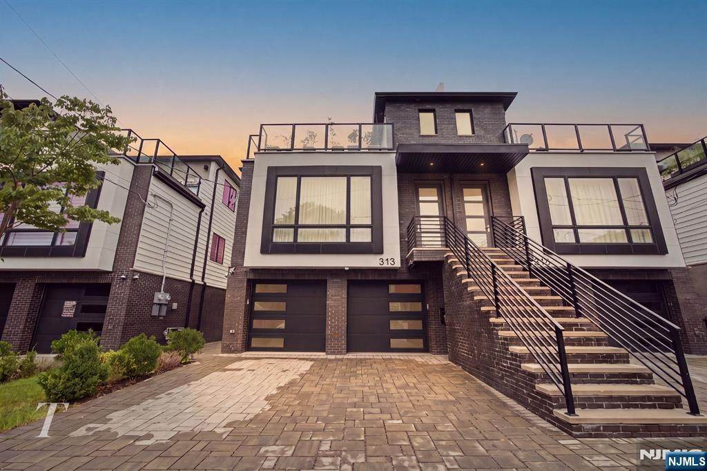 313 8th Street - Photo 1