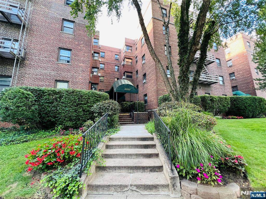 2333 Hudson - Photo 1