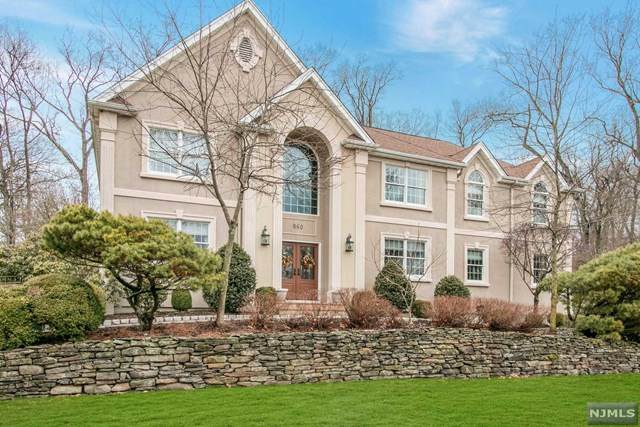 860 Summit Avenue - Photo 1