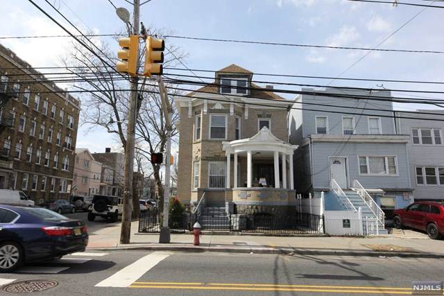 977 Summit Avenue - Photo 1