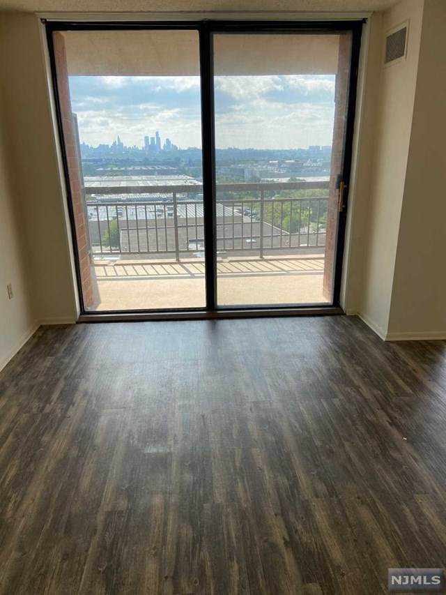 1011 Harmon Cove Tower - Photo 1