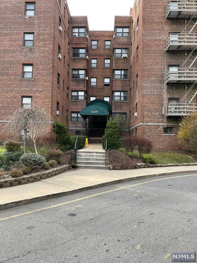 2329-2339 Hudson Terrace - Photo 1
