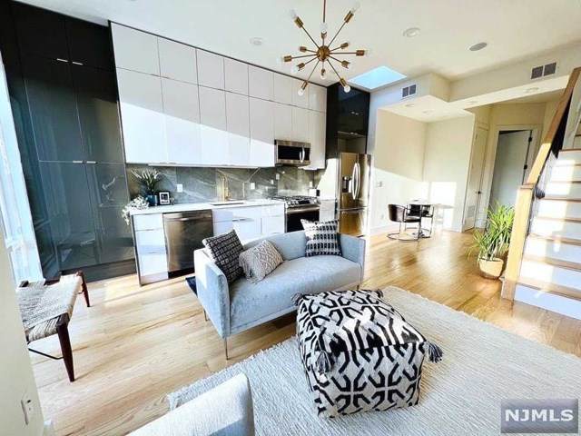 20 Van Nostrand Avenue - Photo 1