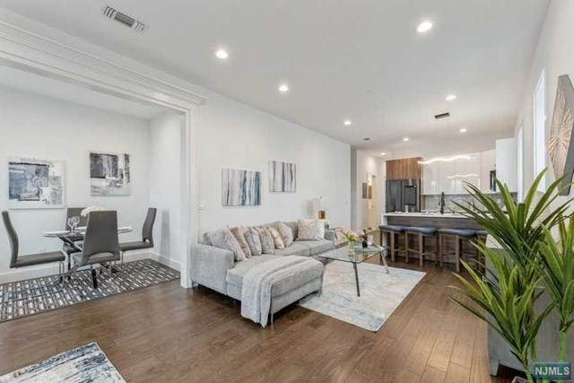136 Highpoint Avenue - Photo 1