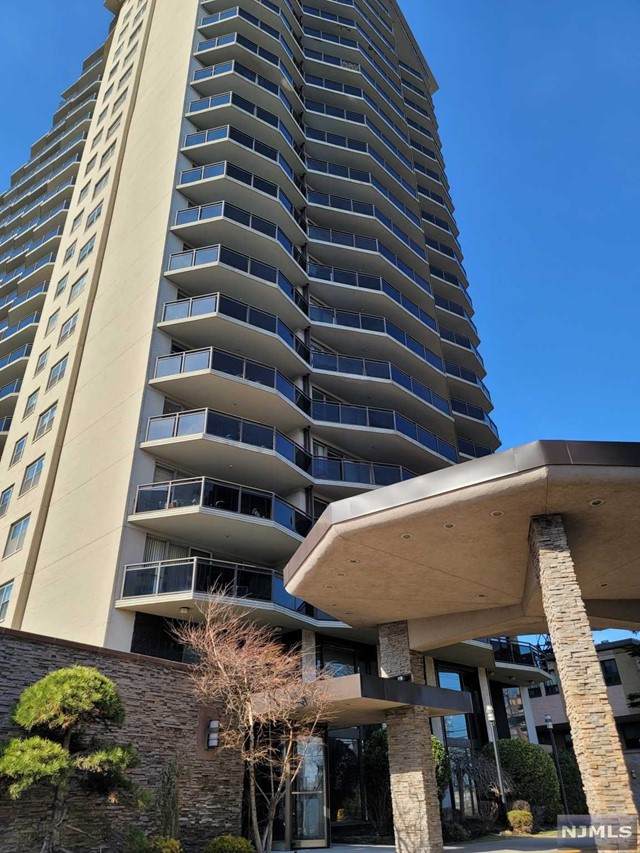 2077 Center Avenue - Photo 1