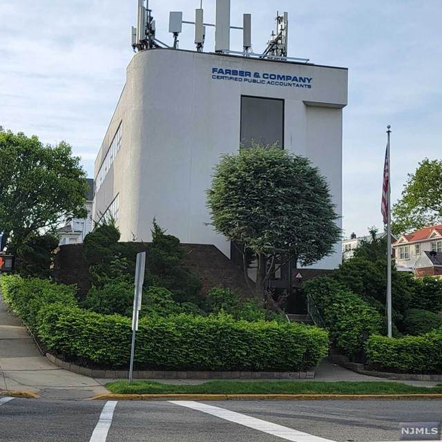498 Bergen Boulevard - Photo 1