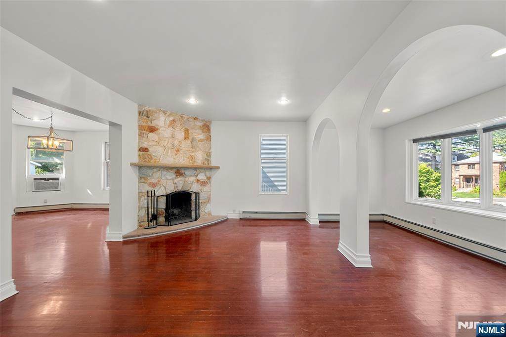 481 Broad - Photo 1