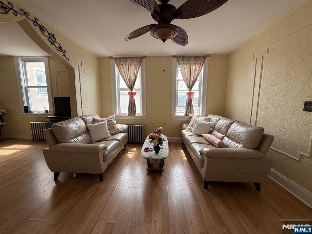 208 Farnham - Photo 1