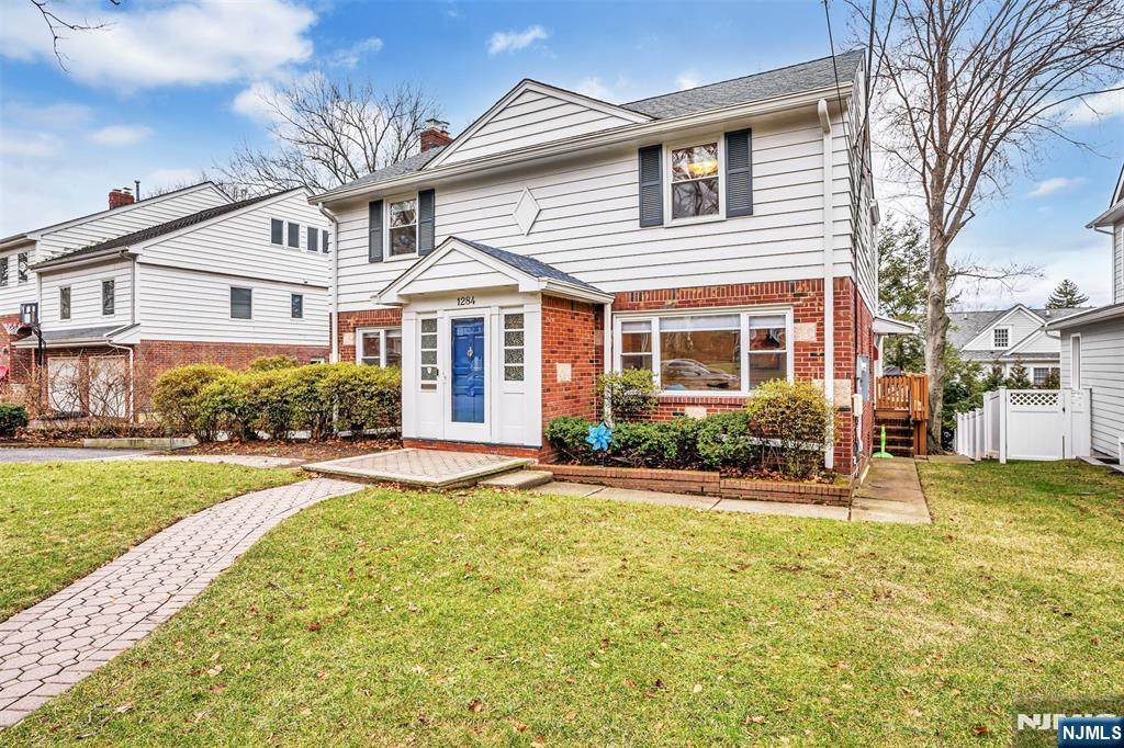 1284 Wellington Avenue - Photo 1