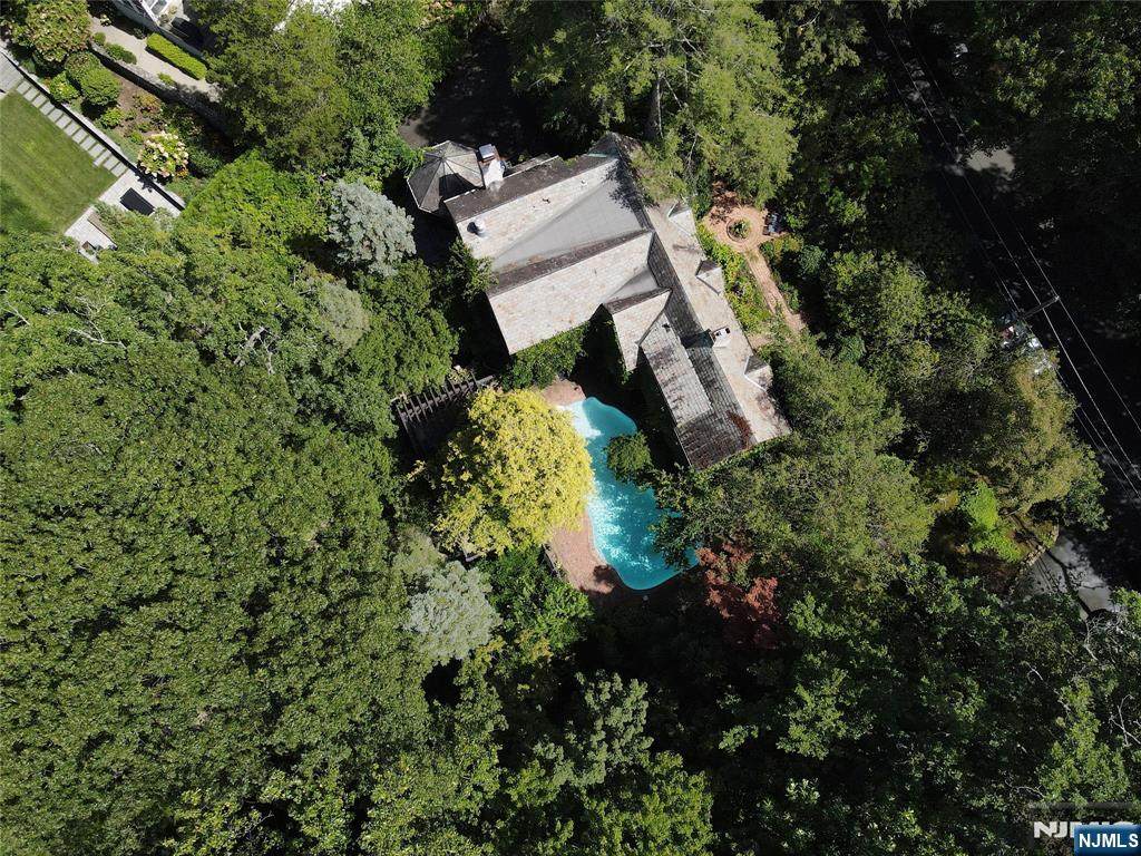 33 Hawthorne Road - Photo 1