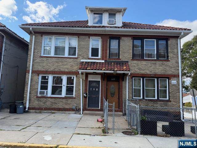 621 Columbia - Photo 1