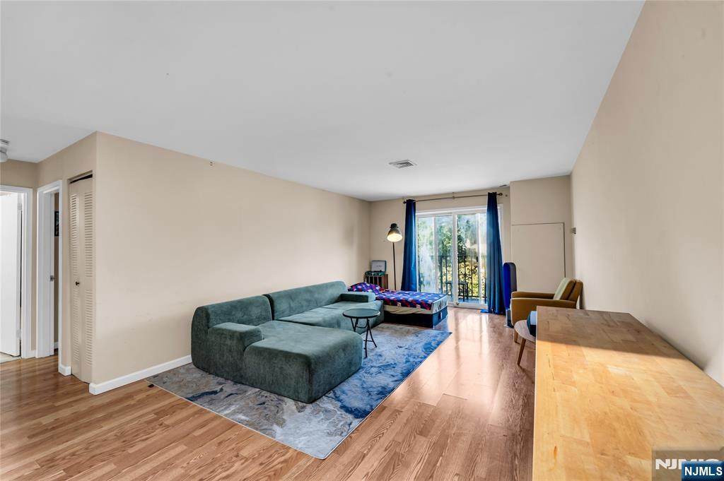 99 Teaneck - Photo 1