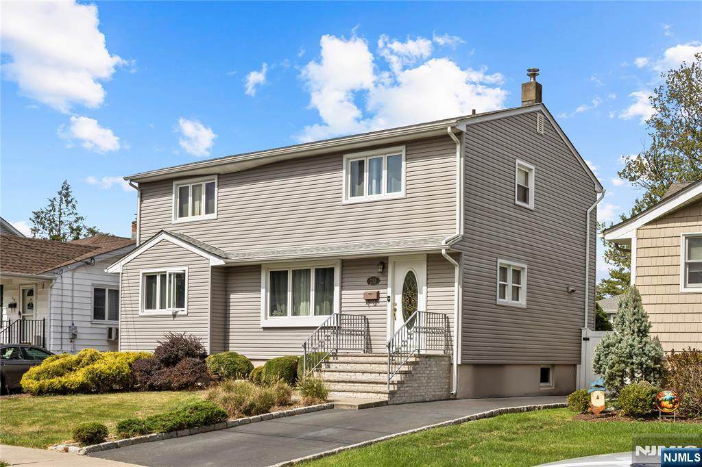 213 Colonial - Photo 1