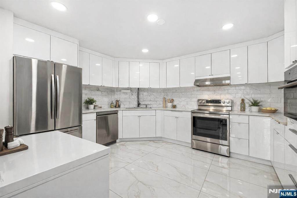 427 Harmon Cove Tower - Photo 1