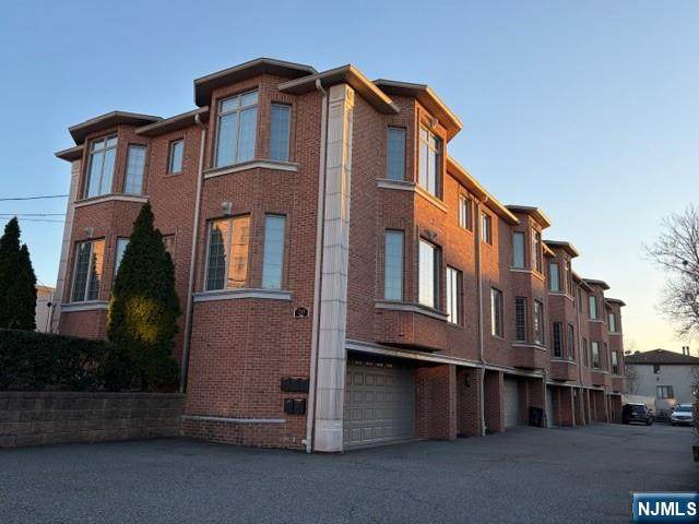 20 Palisades Boulevard - Photo 1