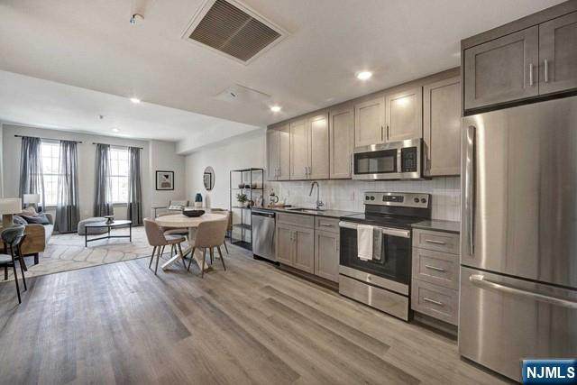 548 Franklin - Photo 1