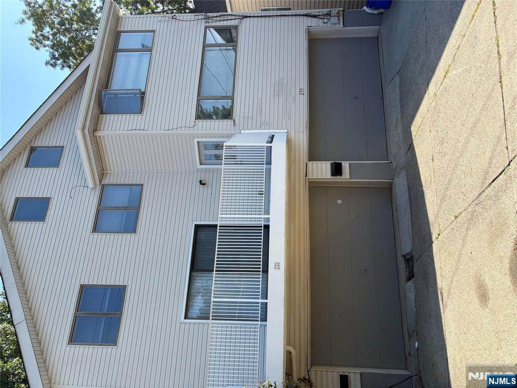 233 Myrtle - Photo 1
