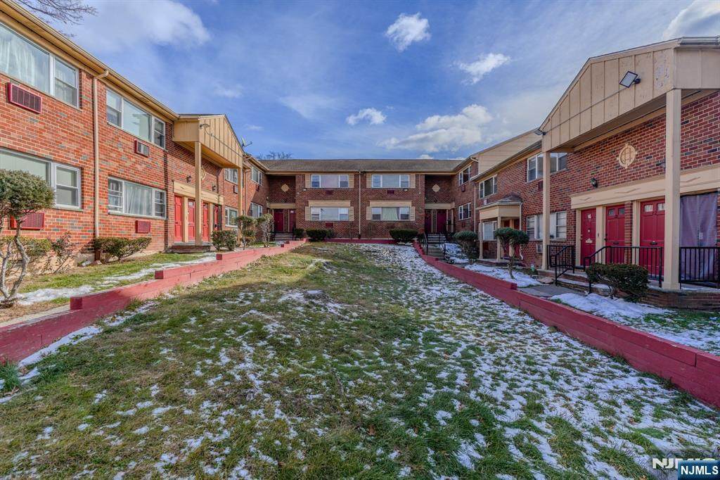 916 Stuyvesant Avenue - Photo 1