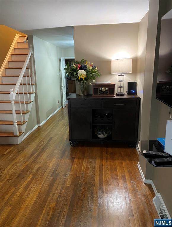 154 Side Avenue - Photo 1