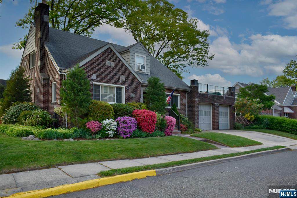 585 Monroe Place - Photo 1